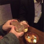 西新宿のバー「バガボンド」で乾杯！狭楽しい店が醸す一体感に酔う