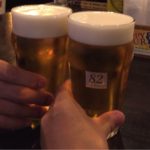 渋谷・宮益坂の「82」で乾杯！19時までのハッピーアワーでパイントグラスのビールを飲もう