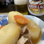 【鶯谷】「信濃路」で乾杯っ!! 駅10秒の24時間居酒屋。瓶ビールと人気の肉じゃがで、カウンター呑みを気軽に楽しめる一軒です