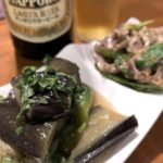 【江田】「まんざら」で乾杯っ!! 赤星ビールと日替わりおつまみ＋伝説のからあげが手頃な価格で楽しめるアットホーム居酒屋。軽く一杯の夜にぴったり。