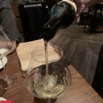 【渋谷】大人の雰囲気とコスパが両立した渋谷のビストロバー「富士屋本店 サクラステージ」で乾杯っ!! 切り立て生ハムや鱧パスタでワインが進む、落ち着いた休日夜にぴったりの一軒。