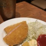 【中野】昭和レトロな空気が漂う「NAKANO ブリック」で乾杯っ!! トリスハイボールにハムカツやミックスナッツをつまみながら。気軽にしめるにはぴったりな一軒。