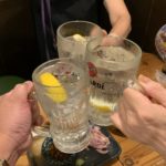 【立川】駅すぐ！「立川やきとん」で乾杯っ!! 焼きとんとザンギ、390円ハイボールを楽しむリーズナブルな夜。気軽に寄れて、酒好きにはたまらない雰囲気です。